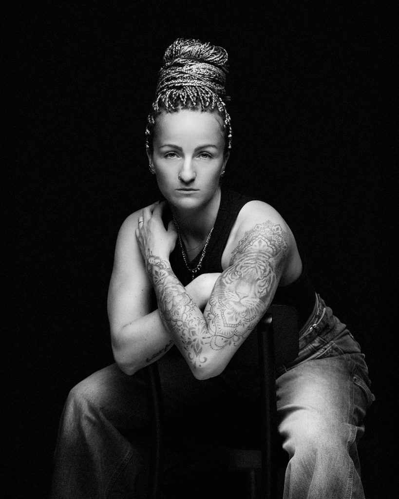 Natalia W. - porträtt i svartvitt