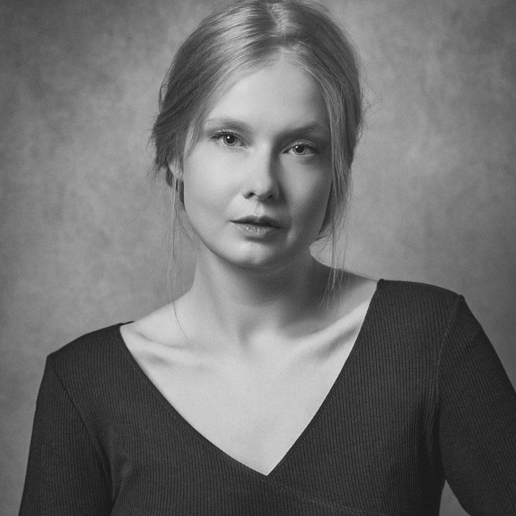 Ung-kvinna-fotograferad-i-studio