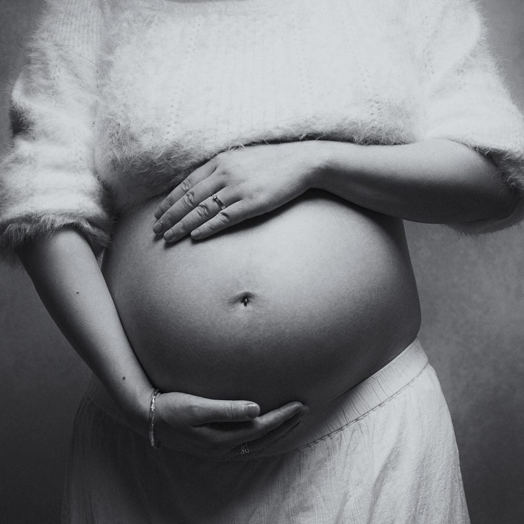 Gravid mage fotograferad i studio av fotovisual
